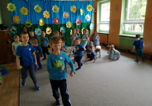 Dzieci podczas zabawy ruchowej