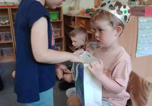 Dziewczynka składa urodzinowe życzenia Franiowi