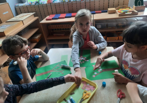 Starszaki podczas pracy plastycznej "Drzewo wiśni"