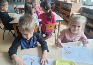 Dzieci podczas wyklejania motyla plasteliną