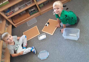 Chłopcy podczas ćwiczeń indywidulanych z wykorzystaniem montessoriańskiego materiału rozwojowego