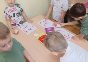Dzieci w trakcie pracy plastycznej