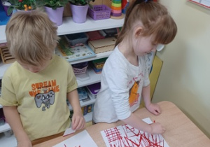 Dzieci w czasie zabawy plastycznej, tworzenia pracy tylko z linii