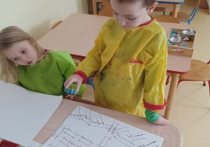 Staś w trakcie stemplowania linii klockami