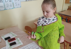Antosia w czasie wykonywania pracy plastycznej