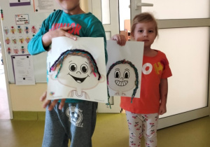 dzieci prezentują swoje prace z fryzurami