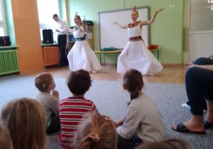 Tancerki tańczą taniec z opery "Aida"