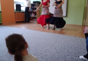 Panie tańczą z jedną chustą