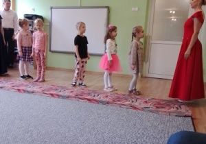 Dziewczynki słuchają instrukcji tancerki