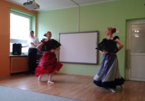 Tancerki podczas tańca z opery "Carmen"