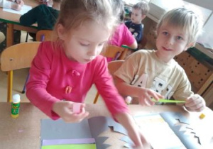 Dziewczynka i chłopiec podczas wykonywania pracy