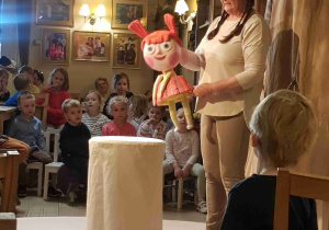 Aktorka pokazuje dzieciom marionetkę sycylijską