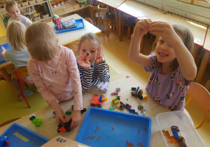 Dziewczynki bawią się zbudowanymi modelami