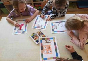 Dzieci rysują ulubione budowle z klocków Lego