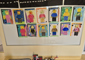 Autoportrety dzieci jako ludzików Lego
