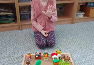 Nina pozuje do zdjęcia z ułożoną przez siebie kompozycją Lego Duplo