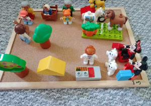 Zdjęcie przedstawia kompozycję z klocków Lego Duplo