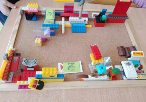 Zdjęcie przedstawia kompozycję z klocków Lego ułożoną we współpracy przez dwie dziewczynki