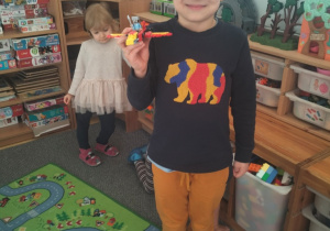 Antoś prezentuje swoją budowlę z klocków Lego