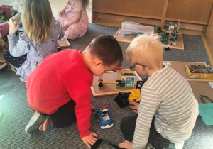 Dzieci podczas zabawy klockami Lego