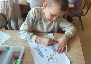 Liosza projektuje swojego ludzika Lego