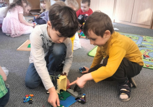 Rysio i Mikołaj bawią się Lego