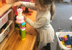 Hania tworzy budowlę z klocków Lego
