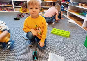 Jaś prezentuje swoje auto złożone z klocków Lego