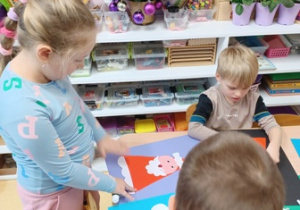 Dzieci w trakcie pracy plastycznej pt. "Mikołaj"