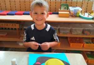 Wiktor nakleja swojego ślimaka
