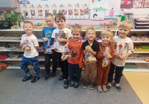 Chłopcy pozują do wspólnego zdjęcia