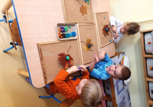 Dzieci w czasie lepienia z plasteliny