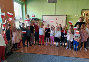 Dzieci z flagami, które samodzielnie przygotowały