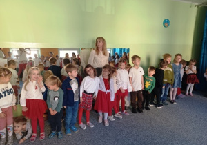 Dzieci przygotowują się do zaśpiewania hymnu