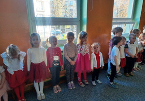 Dzieci przyjmują właściwą postawę do zaśpiewania hymnu