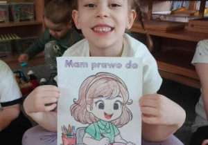 Tosia prezentuje ilustrację przedstawiającą prawo do edukacji