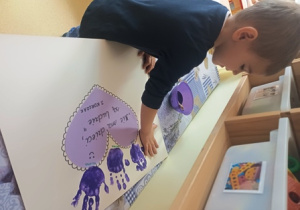 Szymon w trakcie odbijania ręki