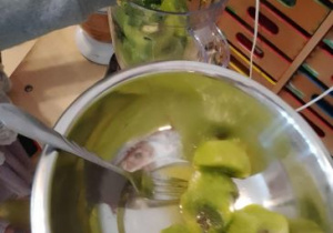 Przygotowanie koktajlu z kiwi, pietruszki...