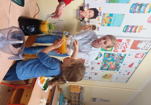 Janinka przelewa sok z pomarańczy