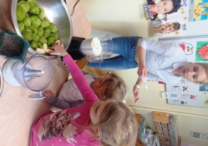 Hela i Lila dorzucają owoce do koktajlu