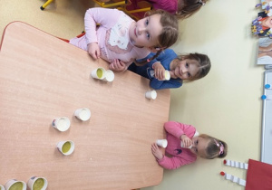 Dziewczynki w czasie degustacji
