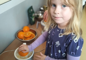 Ala wyciska sok z pomarańczy