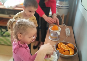 Jula wyciska sok z pomarańczy