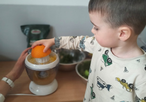 Filip wyciska sok z pomarańczy