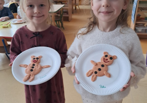 Dziewczynki prezentują misia z masy solnej