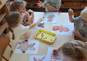 Starszaki podczas rysowania swojego ulubionego misia