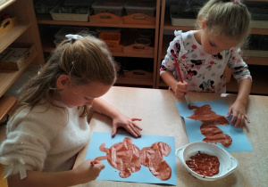 dziewczynki malują swoje misie farbami