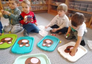 Dzieci podczas wykonywania pracy plastycznej