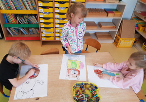Dzieci kolorują kontury swojej pracy