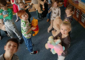 Dzieci podczas zabawy tanecznej z misiami
